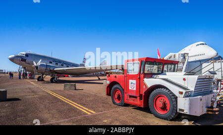 Flugzeug und Flughafen equiptment auf Ausstellung am Qantas Founders Outback Museum in Longreach, Central West Queensland, Australien Stockfoto