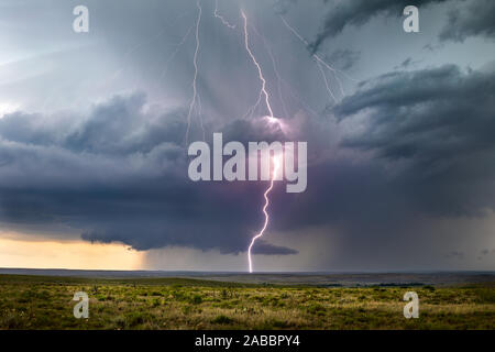 Blitzschlag trifft durch bedrohliche Sturmwolken, als sich ein supercell-Gewitter Roswell, New Mexico, nähert Stockfoto