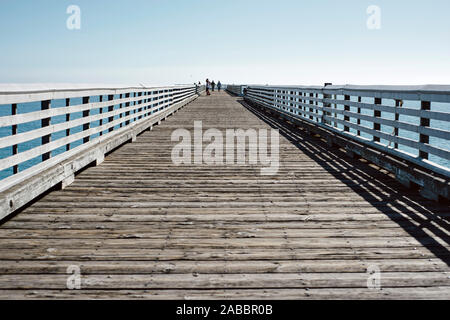 Blauer Himmel und eine lange hölzerne Seebrücke in San Simeon, CA Stockfoto