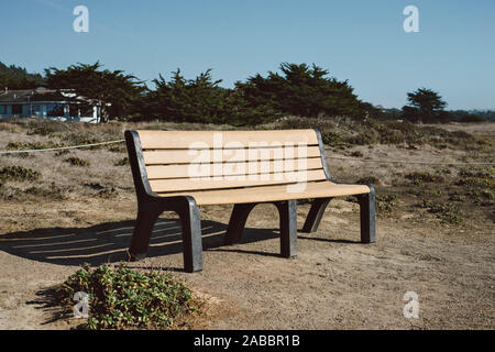 Blick auf einer Parkbank am Meer, an einem sonnigen Tag Stockfoto