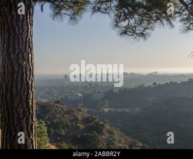 Rauch hängen in den Tälern von Los Angeles während der 2019 Feuer Saison. Stockfoto