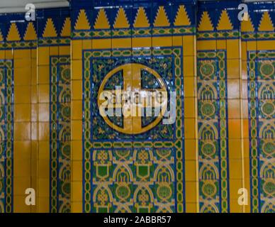 Komplizierte Fliesen im Santa Fe Bahnhof in der Innenstadt von San Diego, USA, Stockfoto