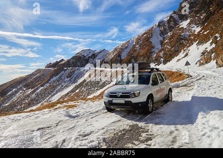 Transfagarasan, Rumänien - 20 November, 2016: Salvamont Arges (Mountain Rescue unit) Duster Auto auf Transfagarasan Straße, Fagaras Gebirge, auf einem sonnigen W Stockfoto