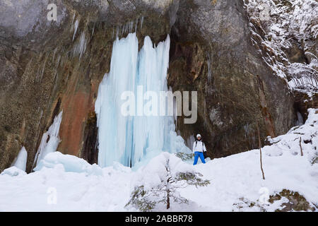 Big gefrorenen Wasserfall in sieben Leitern Canyon (Canionul Sapte Scari), ein beliebtes Wanderziel im Winter in Brasov, Rumänien. Stockfoto