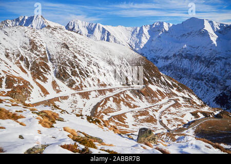 Transfagarasan Straße Haarnadeln mit Schnee im Winter, mit schneebedeckten Gipfeln im Hintergrund, an einem sonnigen Tag. Berühmte Mountain Road in Rumänien. Stockfoto