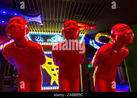 Taoyuan, Taiwan - 12. November 2019: Drei rote Männer Statuen vor einem Restaurant in der Nähe des Zhongli Nachtmarkt in Taoyuan, Taiwan. Stockfoto