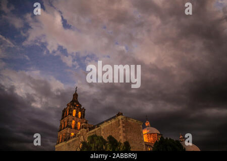 Häuser und Straßen von Alamos Sonora México, magische Stadt und äußeren Kuppel der Iglesia de la Purísima Concepción. Dies ist ein barocken und neoklassischen Pfarrei Tempel, aus Stein und Steinbruch, diese mexikanische Villa wurde bekannt als Real de Los Alamos oder de los Frayles. Die Stadt von Portalen, Religion, Tempel, Gemeinde, Katholisch, Katholische, Sonora, Architekt, cupula, © (© Foto: LuisGutierrez/NortePhoto.com) Casas y Calles de Alamos Sonora México, Pueblo magico y cupula Exterior de Iglesia de la Purísima Concepción. Este es un Templo Parroquial barroco y Neoclásico, de piedra y Cantera, esta Villa mexica Stockfoto