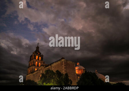 Häuser und Straßen von Alamos Sonora México, magische Stadt und äußeren Kuppel der Iglesia de la Purísima Concepción. Dies ist ein barocken und neoklassischen Pfarrei Tempel, aus Stein und Steinbruch, diese mexikanische Villa wurde bekannt als Real de Los Alamos oder de los Frayles. Die Stadt von Portalen, Religion, Tempel, Gemeinde, Katholisch, Katholische, Sonora, Architekt, cupula, © (© Foto: LuisGutierrez/NortePhoto.com) Casas y Calles de Alamos Sonora México, Pueblo magico y cupula Exterior de Iglesia de la Purísima Concepción. Este es un Templo Parroquial barroco y Neoclásico, de piedra y Cantera, esta Villa mexica Stockfoto