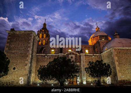 Häuser und Straßen von Alamos Sonora México, magische Stadt und äußeren Kuppel der Iglesia de la Purísima Concepción. Dies ist ein barocken und neoklassischen Pfarrei Tempel, aus Stein und Steinbruch, diese mexikanische Villa wurde bekannt als Real de Los Alamos oder de los Frayles. Die Stadt von Portalen, Religion, Tempel, Gemeinde, Katholisch, Katholische, Sonora, Architekt, cupula, © (© Foto: LuisGutierrez/NortePhoto.com) Casas y Calles de Alamos Sonora México, Pueblo magico y cupula Exterior de Iglesia de la Purísima Concepción. Este es un Templo Parroquial barroco y Neoclásico, de piedra y Cantera, esta Villa mexica Stockfoto