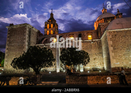 Häuser und Straßen von Alamos Sonora México, magische Stadt und äußeren Kuppel der Iglesia de la Purísima Concepción. Dies ist ein barocken und neoklassischen Pfarrei Tempel, aus Stein und Steinbruch, diese mexikanische Villa wurde bekannt als Real de Los Alamos oder de los Frayles. Die Stadt von Portalen, Religion, Tempel, Gemeinde, Katholisch, Katholische, Sonora, Architekt, cupula, © (© Foto: LuisGutierrez/NortePhoto.com) Casas y Calles de Alamos Sonora México, Pueblo magico y cupula Exterior de Iglesia de la Purísima Concepción. Este es un Templo Parroquial barroco y Neoclásico, de piedra y Cantera, esta Villa mexica Stockfoto