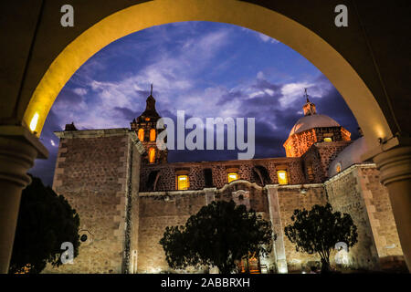 Häuser und Straßen von Alamos Sonora México, magische Stadt und äußeren Kuppel der Iglesia de la Purísima Concepción. Dies ist ein barocken und neoklassischen Pfarrei Tempel, aus Stein und Steinbruch, diese mexikanische Villa wurde bekannt als Real de Los Alamos oder de los Frayles. Die Stadt von Portalen, Religion, Tempel, Gemeinde, Katholisch, Katholische, Sonora, Architekt, cupula, © (© Foto: LuisGutierrez/NortePhoto.com) Casas y Calles de Alamos Sonora México, Pueblo magico y cupula Exterior de Iglesia de la Purísima Concepción. Este es un Templo Parroquial barroco y Neoclásico, de piedra y Cantera, esta Villa mexica Stockfoto