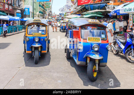 Bangkok, Thailand-May 14 2014: Tuk Tuks auf der Khao San Road. Die aread Umgebung die Straße ist ein Mekka für Rucksacktouristen aus aller Welt. Stockfoto