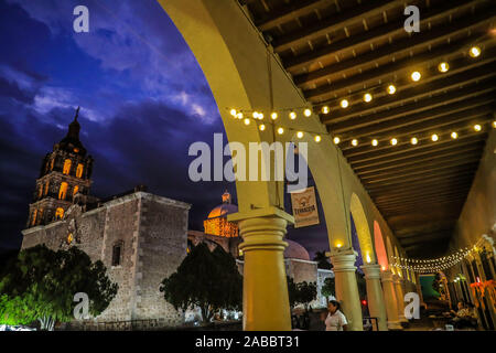 Häuser und Straßen von Alamos Sonora México, magische Stadt und äußeren Kuppel der Iglesia de la Purísima Concepción. Dies ist ein barocken und neoklassischen Pfarrei Tempel, aus Stein und Steinbruch, diese mexikanische Villa wurde bekannt als Real de Los Alamos oder de los Frayles. Die Stadt von Portalen, Religion, Tempel, Gemeinde, Katholisch, Katholische, Sonora, Architekt, cupula, © (© Foto: LuisGutierrez/NortePhoto.com) Casas y Calles de Alamos Sonora México, Pueblo magico y cupula Exterior de Iglesia de la Purísima Concepción. Este es un Templo Parroquial barroco y Neoclásico, de piedra y Cantera, esta Villa mexica Stockfoto