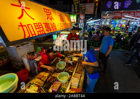 Taoyuan, Taiwan - 12. November 2019: Anbieter arbeiten und die Zubereitung von Speisen in einer Straße essen im zhongli Nachtmarkt in Taoyuan, Taiwan entfernt. Stockfoto