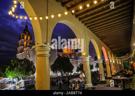 Häuser und Straßen von Alamos Sonora México, magische Stadt und äußeren Kuppel der Iglesia de la Purísima Concepción. Dies ist ein barocken und neoklassischen Pfarrei Tempel, aus Stein und Steinbruch, diese mexikanische Villa wurde bekannt als Real de Los Alamos oder de los Frayles. Die Stadt von Portalen, Religion, Tempel, Gemeinde, Katholisch, Katholische, Sonora, Architekt, cupula, © (© Foto: LuisGutierrez/NortePhoto.com) Casas y Calles de Alamos Sonora México, Pueblo magico y cupula Exterior de Iglesia de la Purísima Concepción. Este es un Templo Parroquial barroco y Neoclásico, de piedra y Cantera, esta Villa mexica Stockfoto