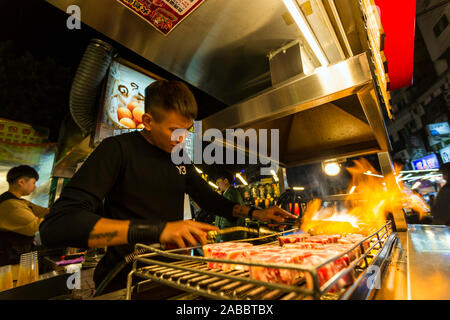 Taoyuan, Taiwan - 12. November 2019: Anbieter arbeiten und die Zubereitung von Speisen in einer Straße essen im zhongli Nachtmarkt in Taoyuan, Taiwan entfernt. Stockfoto