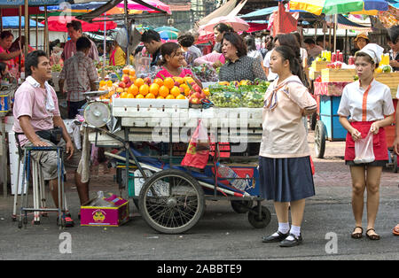 BANGKOK, THAILAND - Sep 10th: Eine typische Straßenszene in Bangkoks Chinatown am 10. November 2013. Chinatown ist eines der ältesten Viertel von Bangkok. Stockfoto