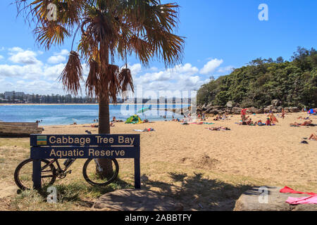 Manly, Australien - 16 Dezember 2013: Shelly Beach und Cabbage Tree Bay Aquatic finden, der Strand ist sehr beliebt an sonnigen Tagen. Stockfoto