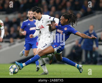 London, Großbritannien. 26 Nov, 2019. Tottenham Hotspur Heung-Min's Sohn (2. R) wird von Olympiakos" Ruben Semedo während der UEFA Champions League Gruppe B Gleiches an der Tottenham Hotspur Stadion in London, Britain on November 26, 2019. für die redaktionelle Verwendung in Angriff genommen. Nicht FÜR DEN VERKAUF FÜR MARKETING ODER WERBEKAMPAGNEN. Keine VERWENDUNG MIT NICHT AUTORISIERTEN Audio-, Video-, Daten-, SPIELPLÄNE, Verein/LIGA LOGOS ODER "LIVE" Dienstleistungen. IN-MATCH VERWENDUNG BESCHRÄNKT AUF 45 Bilder, kein Video EMULATION ONLINE. Keine VERWENDUNG IN Wetten, Spiele oder einzelne Verein/Liga/PLAYER PUBLIKATIONEN. Quelle: Xinhua/Alamy leben Nachrichten Stockfoto