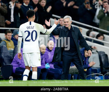 London, Großbritannien. 26 Nov, 2019. Tottenham Hotspur's Kopf Trainer Jose Mourinho (R) grüsst Dele Alli während der UEFA Champions League Gruppe B Übereinstimmung zwischen den Tottenham Hotspur und Olympiakos an der Tottenham Hotspur Stadion in London, Britain on November 26, 2019. für die redaktionelle Verwendung. Nicht FÜR DEN VERKAUF FÜR MARKETING ODER WERBEKAMPAGNEN. Keine VERWENDUNG MIT NICHT AUTORISIERTEN Audio-, Video-, Daten-, SPIELPLÄNE, Verein/LIGA LOGOS ODER "LIVE" Dienstleistungen. IN-MATCH VERWENDUNG BESCHRÄNKT AUF 45 Bilder, kein Video EMULATION ONLINE. Keine VERWENDUNG IN Wetten, Spiele oder einzelne Verein/Liga/PLAYER PUBLIKATIONEN. Quelle: Xinhua/Alamy leben Nachrichten Stockfoto