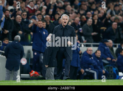 London, Großbritannien. 26 Nov, 2019. Tottenham Hotspur's Kopf Trainer Jose Mourinho feiert 2. Ziel seines Teams während der UEFA Champions League Gruppe B Übereinstimmung zwischen den Tottenham Hotspur und Olympiakos an der Tottenham Hotspur Stadion in London, Britain on November 26, 2019. für die redaktionelle Verwendung. Nicht FÜR DEN VERKAUF FÜR MARKETING ODER WERBEKAMPAGNEN. Keine VERWENDUNG MIT NICHT AUTORISIERTEN Audio-, Video-, Daten-, SPIELPLÄNE, Verein/LIGA LOGOS ODER "LIVE" Dienstleistungen. IN-MATCH VERWENDUNG BESCHRÄNKT AUF 45 Bilder, kein Video EMULATION ONLINE. Keine VERWENDUNG IN Wetten, Spiele oder einzelne Verein/Liga/PLAYER PUBLIKATIONEN. Quelle: Xinhua/Alamy leben Nachrichten Stockfoto