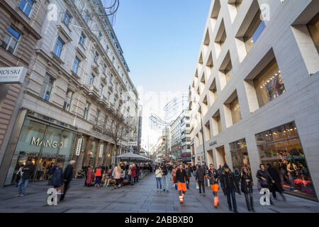 Wien, ÖSTERREICH - NOVEMBER 6, 2019: Panorama der Kärntner Straße mit Menschen in Geschäften einkaufen. Karntnerstrasse ist die Fußgängerzone o Stockfoto