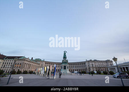 Wien, ÖSTERREICH - NOVEMBER 6, 2019: Hofburg, auf seine Neue Burg Gang, von dem Heldenplatz getroffen, mit dem 19. Jahrhundert Prinz Eugen statu Stockfoto