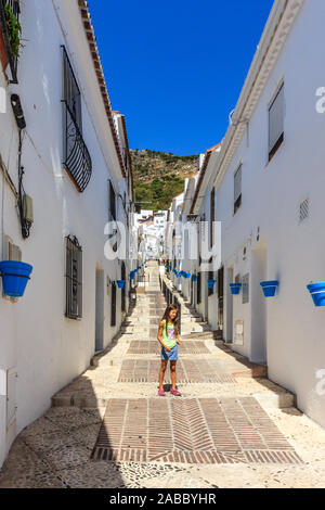 Mijas, Spanien - 27. August 2015: Junge Mädchen in eine typische hügelige Straße. Die Stadt ist beliebt sowohl mit Expats und Touristen. Stockfoto