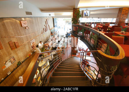 BUENOS AIRES, ARGENTINIEN - April,2008: Menschen genießen Sie einen Kaffee im Inneren des Florida Garden Cafe. Cafe honoratioren oder wichtig sind von der Stadt BA geschützt Stockfoto