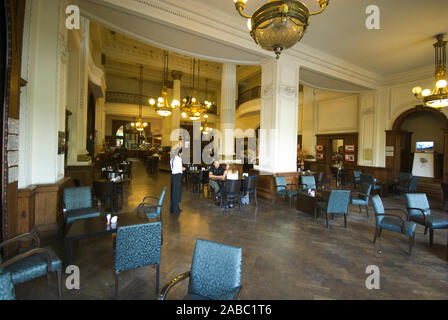 BUENOS AIRES, ARGENTINIEN - April,2008: Menschen genießen Sie einen Kaffee im Café Retiro. Cafe honoratioren oder wichtig sind von der Stadt BA geschützt, da Stockfoto