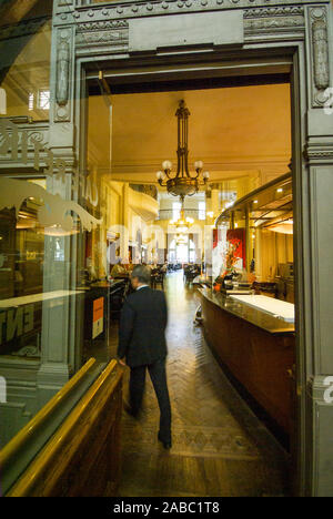 BUENOS AIRES, ARGENTINIEN - April,2008: Menschen genießen Sie einen Kaffee im Café Retiro. Cafe honoratioren oder wichtig sind von der Stadt BA geschützt, da Stockfoto