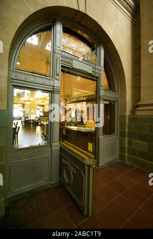 BUENOS AIRES, ARGENTINIEN - April,2008: Menschen genießen Sie einen Kaffee im Café Retiro. Cafe honoratioren oder wichtig sind von der Stadt BA geschützt, da Stockfoto