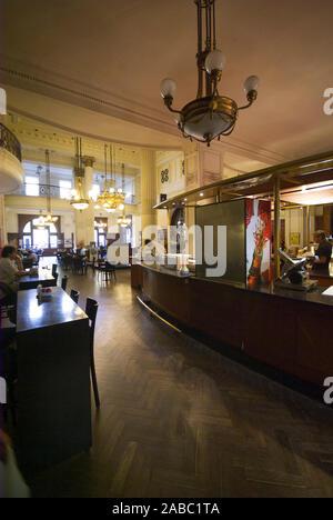 BUENOS AIRES, ARGENTINIEN - April,2008: Menschen genießen Sie einen Kaffee im Café Retiro. Cafe honoratioren oder wichtig sind von der Stadt BA geschützt, da Stockfoto