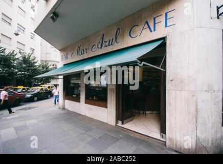 BUENOS AIRES, ARGENTINIEN - April,2008: Aussenansicht des Cafe Mar Azul. Cafe honoratioren oder wichtig sind von der Stadt BA wegen ihrer geschützt Stockfoto