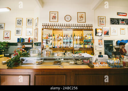 BUENOS AIRES, ARGENTINIEN - April,2008: Innenansicht des Café Mar Azul, Cafe honoratioren oder wichtig sind von der Stadt BA wegen ihrer geschützt Stockfoto