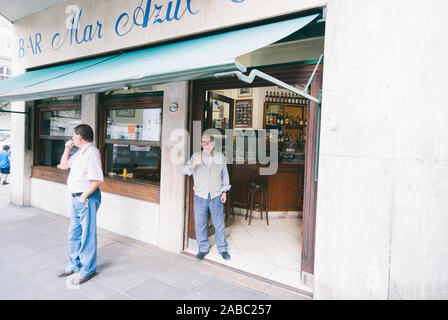 BUENOS AIRES, ARGENTINIEN - April,2008: Aussenansicht des Cafe Mar Azul. Cafe honoratioren oder wichtig sind von der Stadt BA wegen ihrer geschützt Stockfoto