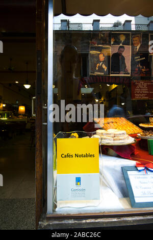 BUENOS AIRES, ARGENTINIEN - April,2008: Blick auf das Fenster der Cafe Puerto Rico. Cafe honoratioren oder wichtig sind von der Stadt BA wegen der t geschützt Stockfoto