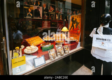 BUENOS AIRES, ARGENTINIEN - April,2008: Blick auf das Fenster der Cafe Puerto Rico. Cafe honoratioren oder wichtig sind von der Stadt BA wegen der t geschützt Stockfoto