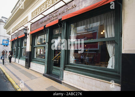 BUENOS AIRES, ARGENTINIEN - April,2008: Cafe querandì ist eine Bar mit einer Show der Tango, und ist einer der Cafe Honoratioren, geschützt durch die Stadt BA I Stockfoto