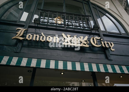 BUENOS AIRES, Argentinien - 7. APRIL: London City ist ein Cafe Honoratioren in der avenida der Mayo, im Jahr 1954 eröffnet, in der 7. April 2008 in Buenos Aires, EIN Stockfoto