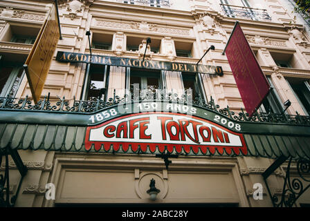 BUENOS AIRES, Argentinien - 7. APRIL: Cafe Tortoni ist ein Cafe Honoratioren in der Avenida de Mayo eröffnet im Jahre 1858, das älteste in der Stadt, auf den 7. April 2008 Stockfoto