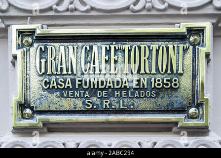 BUENOS AIRES, Argentinien - 7. APRIL: Cafe Tortoni ist ein Cafe Honoratioren in der Avenida de Mayo eröffnet im Jahre 1858, das älteste in der Stadt, auf den 7. April 2008 Stockfoto