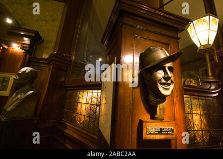 BUENOS AIRES, Argentinien - 7. APRIL: Carlos Gardel Tango Sänger Statue im Cafe Tortoni, cafe Honoratioren in der Avenida de Mayo in der 1858 eröffneten ältesten Stockfoto