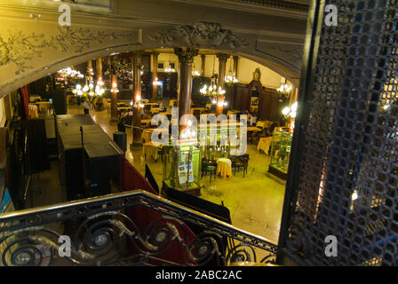 BUENOS AIRES, Argentinien - 8. APRIL: confiteria ideal ist eine berühmte Bar in der Avenida de Mayo im Jahr 1894 eröffnete der älteste in der Stadt, auf den 8. April 2008 Stockfoto