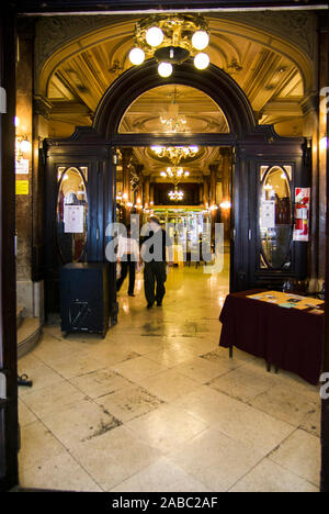 BUENOS AIRES, Argentinien - 8. APRIL: confiteria ideal ist eine berühmte Bar in der Avenida de Mayo im Jahr 1894 eröffnete der älteste in der Stadt, auf den 8. April 2008 Stockfoto