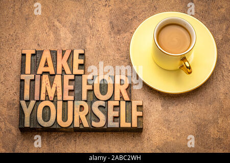 Nehmen Sie sich Zeit für sich Beratung - Inspirational Text in Vintage buchdruck Holzart mit einer Tasse Kaffee, Self Care Konzept Stockfoto