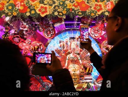 Paris, Frankreich. 24 Nov, 2019. Menschen machen Fotos von dem Weihnachten Fenster im Kaufhaus Galeries Lafayette in Paris, Frankreich, November 24, 2019. Die Stadt Paris ist mit Weihnachtsbäumen und Dekorationen für die Festival Saison dekoriert. Credit: Gao Jing/Xinhua/Alamy leben Nachrichten Stockfoto