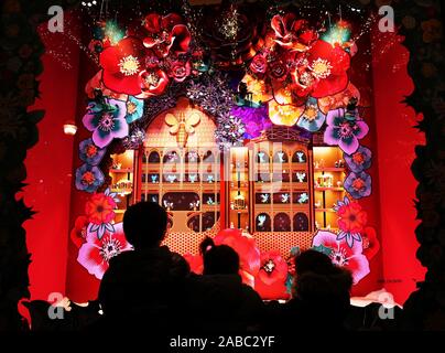 Paris, Frankreich. 24 Nov, 2019. Kinder genießen die Weihnachten Fenster im Kaufhaus Galeries Lafayette in Paris, Frankreich, November 24, 2019. Die Stadt Paris ist mit Weihnachtsbäumen und Dekorationen für die Festival Saison dekoriert. Credit: Gao Jing/Xinhua/Alamy leben Nachrichten Stockfoto