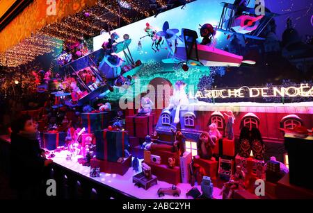 Paris, Frankreich. 24 Nov, 2019. Ein Junge genießt die Weihnachten Fenster im Kaufhaus Galeries Lafayette in Paris, Frankreich, November 24, 2019. Die Stadt Paris ist mit Weihnachtsbäumen und Dekorationen für die Festival Saison dekoriert. Credit: Gao Jing/Xinhua/Alamy leben Nachrichten Stockfoto