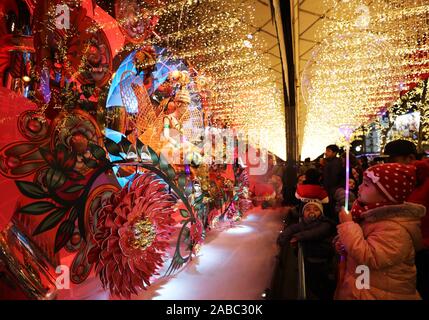 Paris, Frankreich. 24 Nov, 2019. Kinder genießen die Weihnachten Fenster im Kaufhaus Galeries Lafayette in Paris, Frankreich, November 24, 2019. Die Stadt Paris ist mit Weihnachtsbäumen und Dekorationen für die Festival Saison dekoriert. Credit: Gao Jing/Xinhua/Alamy leben Nachrichten Stockfoto